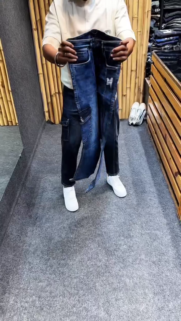 Men Mid-Wash Straight Cargo Jeans - Image 5